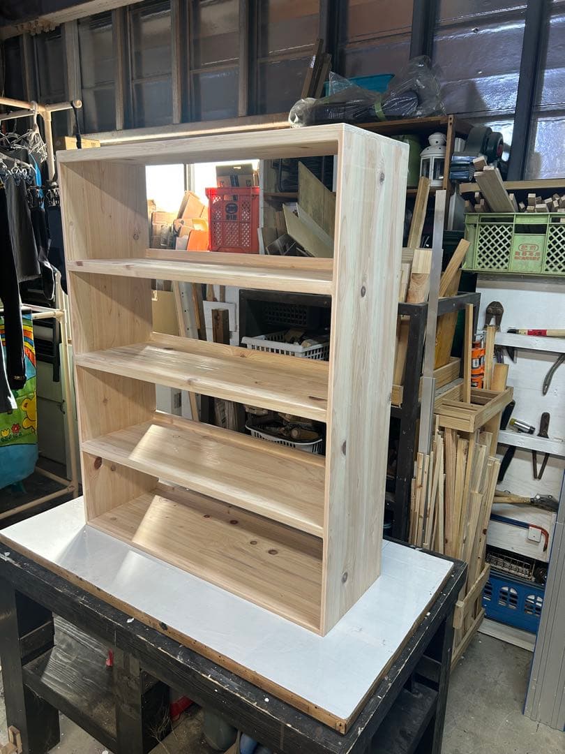 無垢材を使用したハンドメイドの本棚