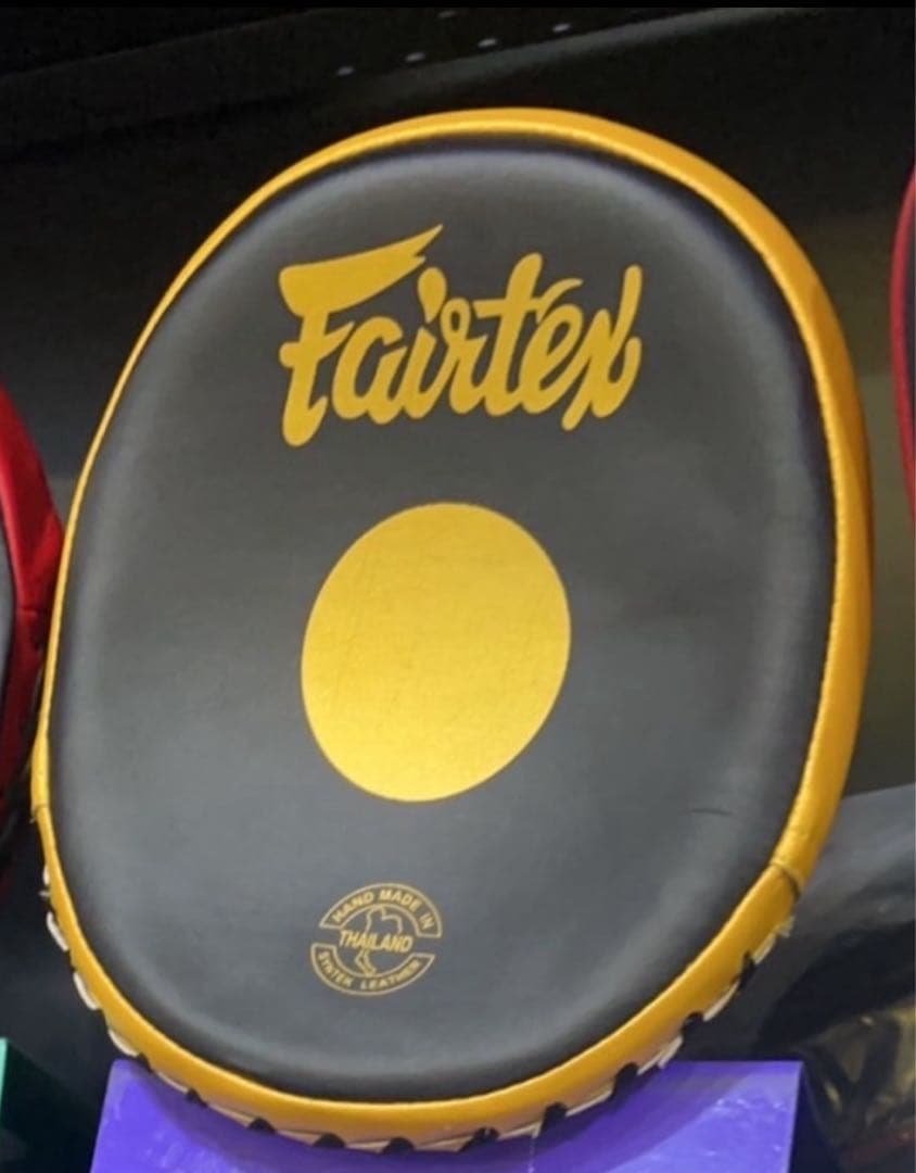 タイで購入 Fairtex パンチングミット 黒/黄 新品未使用