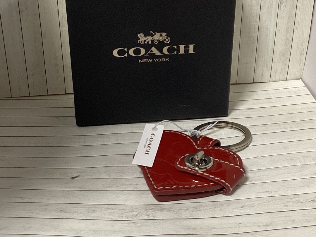 美品タグ付きコーチCOACH ハート型キーホルダー レッド本物写真入れハート
