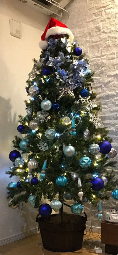 青と銀のクリスマスツリー 本物のモミの木に近い質感　沢山の装飾にサンタ帽付き