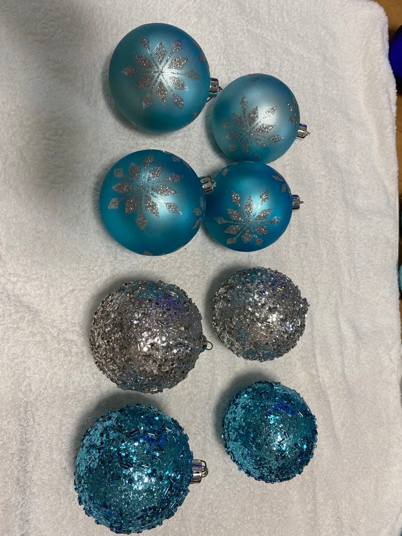 青と銀のクリスマスツリー 本物のモミの木に近い質感　沢山の装飾にサンタ帽付き