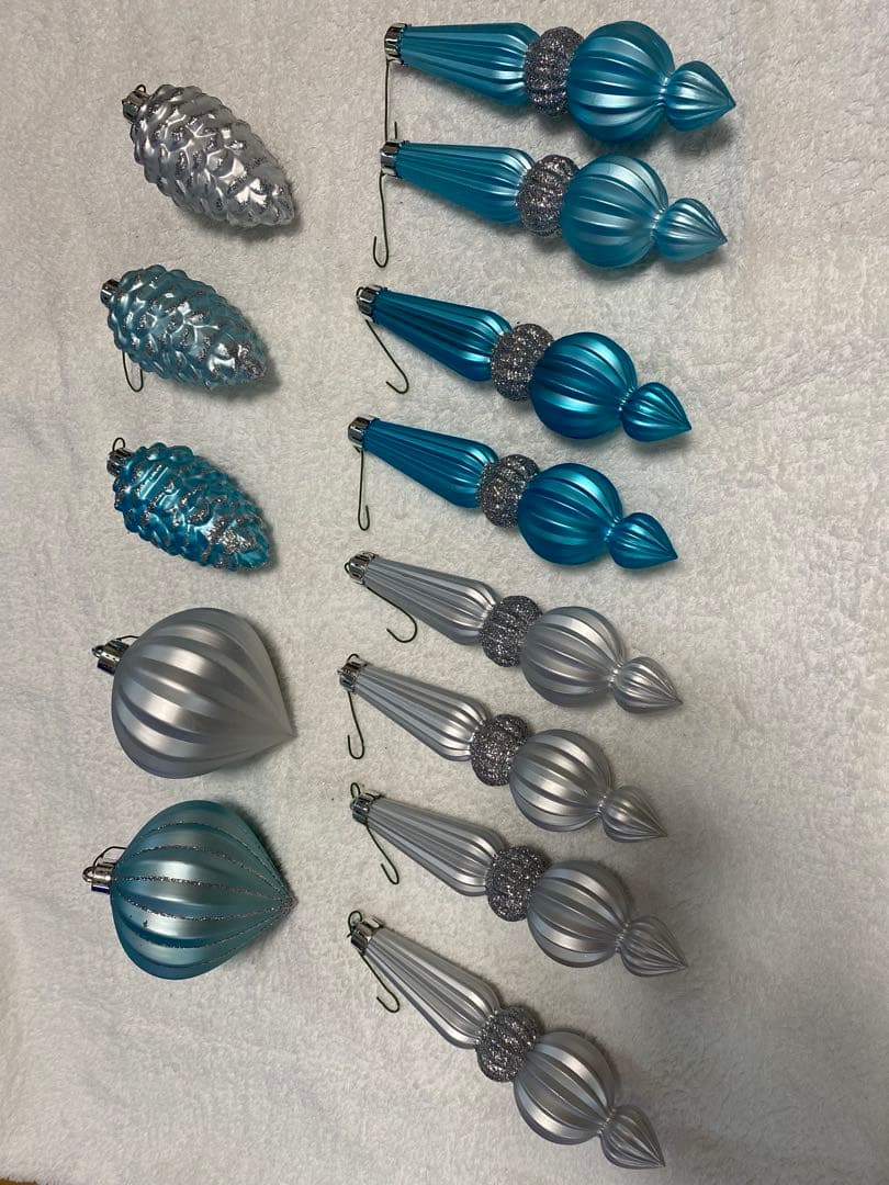 青と銀のクリスマスツリー 本物のモミの木に近い質感　沢山の装飾にサンタ帽付き