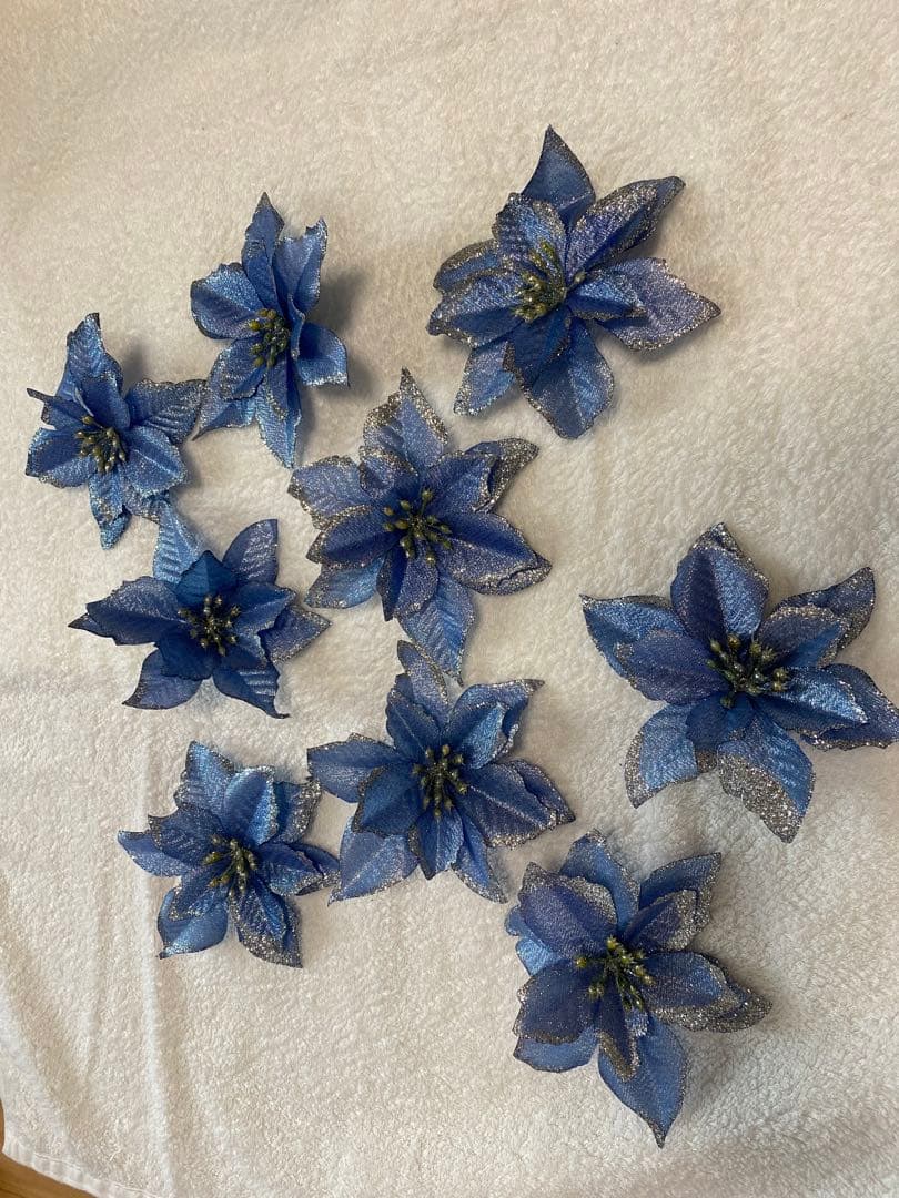 青と銀のクリスマスツリー 本物のモミの木に近い質感　沢山の装飾にサンタ帽付き