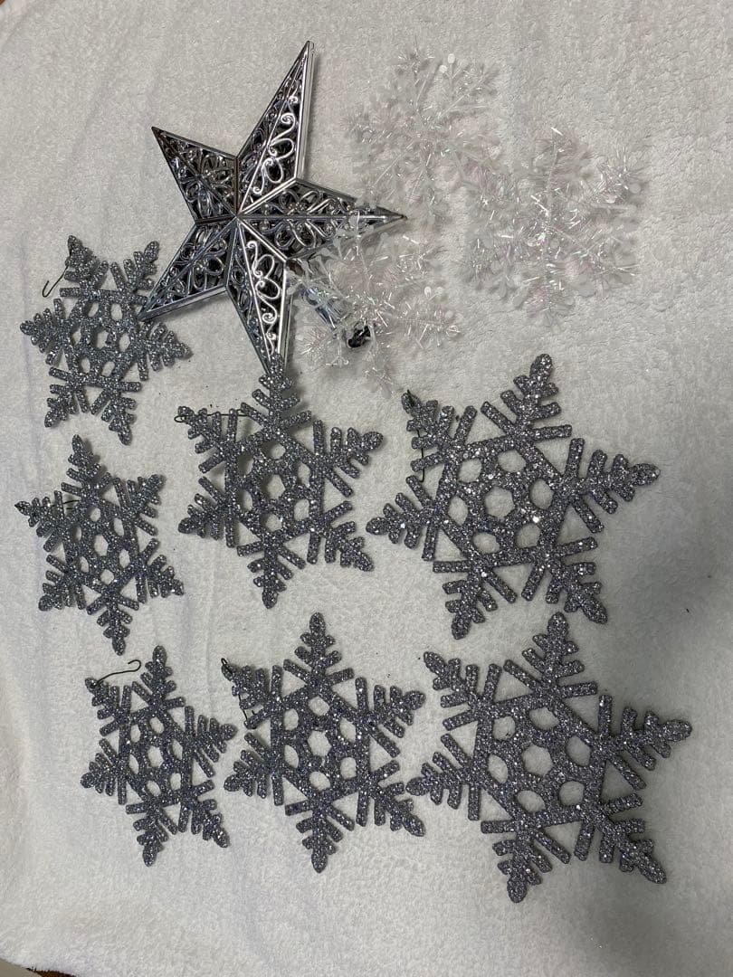 青と銀のクリスマスツリー 本物のモミの木に近い質感　沢山の装飾にサンタ帽付き