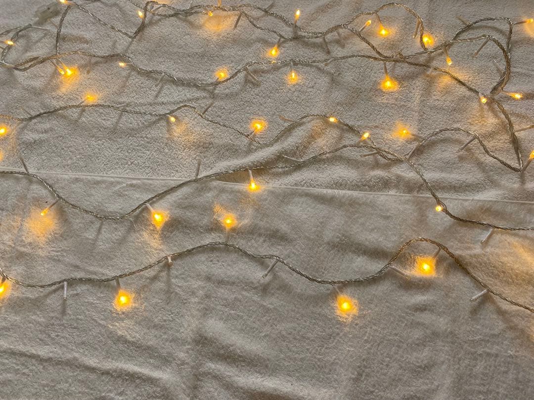 青と銀のクリスマスツリー 本物のモミの木に近い質感　沢山の装飾にサンタ帽付き