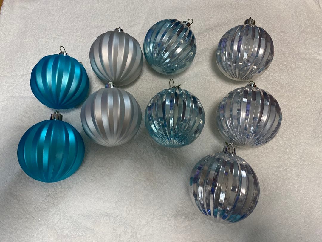 青と銀のクリスマスツリー 本物のモミの木に近い質感　沢山の装飾にサンタ帽付き