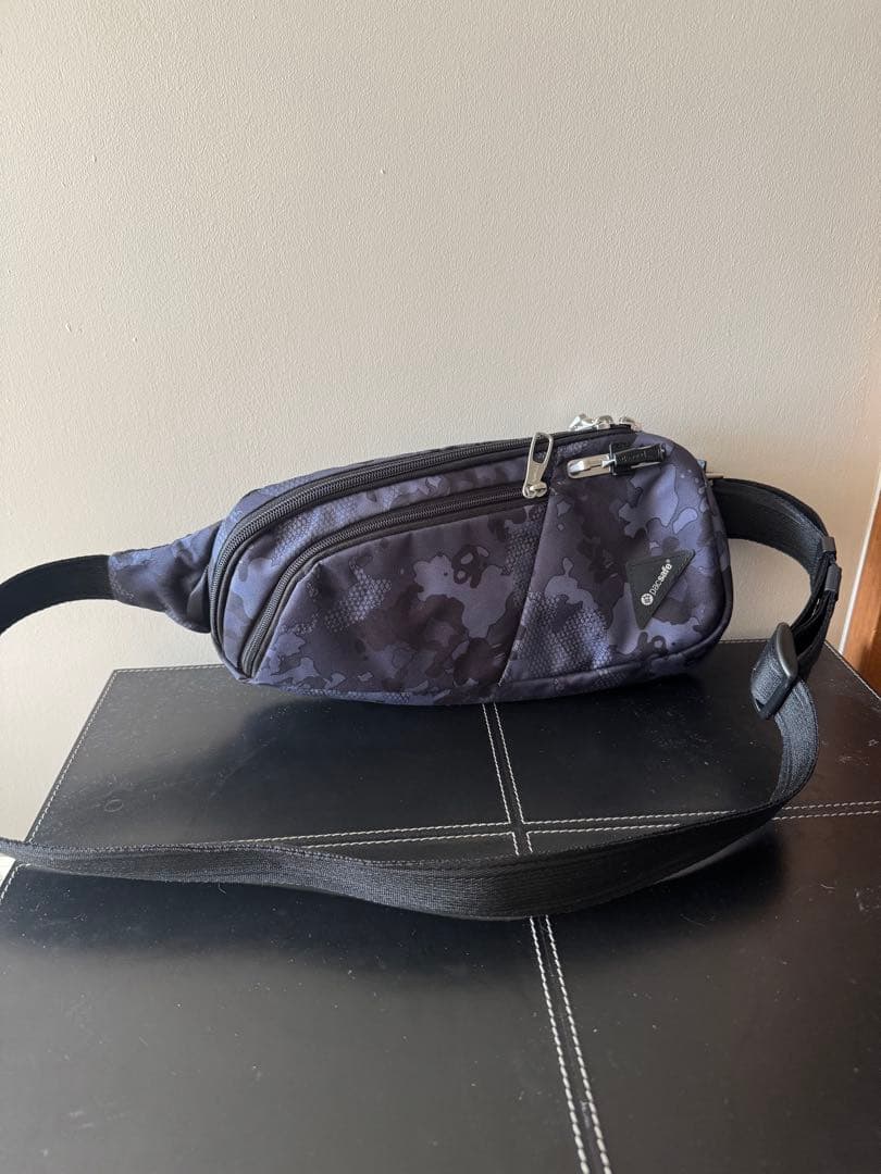 pacsafe VIBE150ダークカモフラージュ ボディバッグ未使用