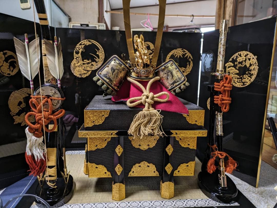 五月人形　兜　兜飾り　廣柴作　向竜彫金之兜　黒小礼正絹糸威