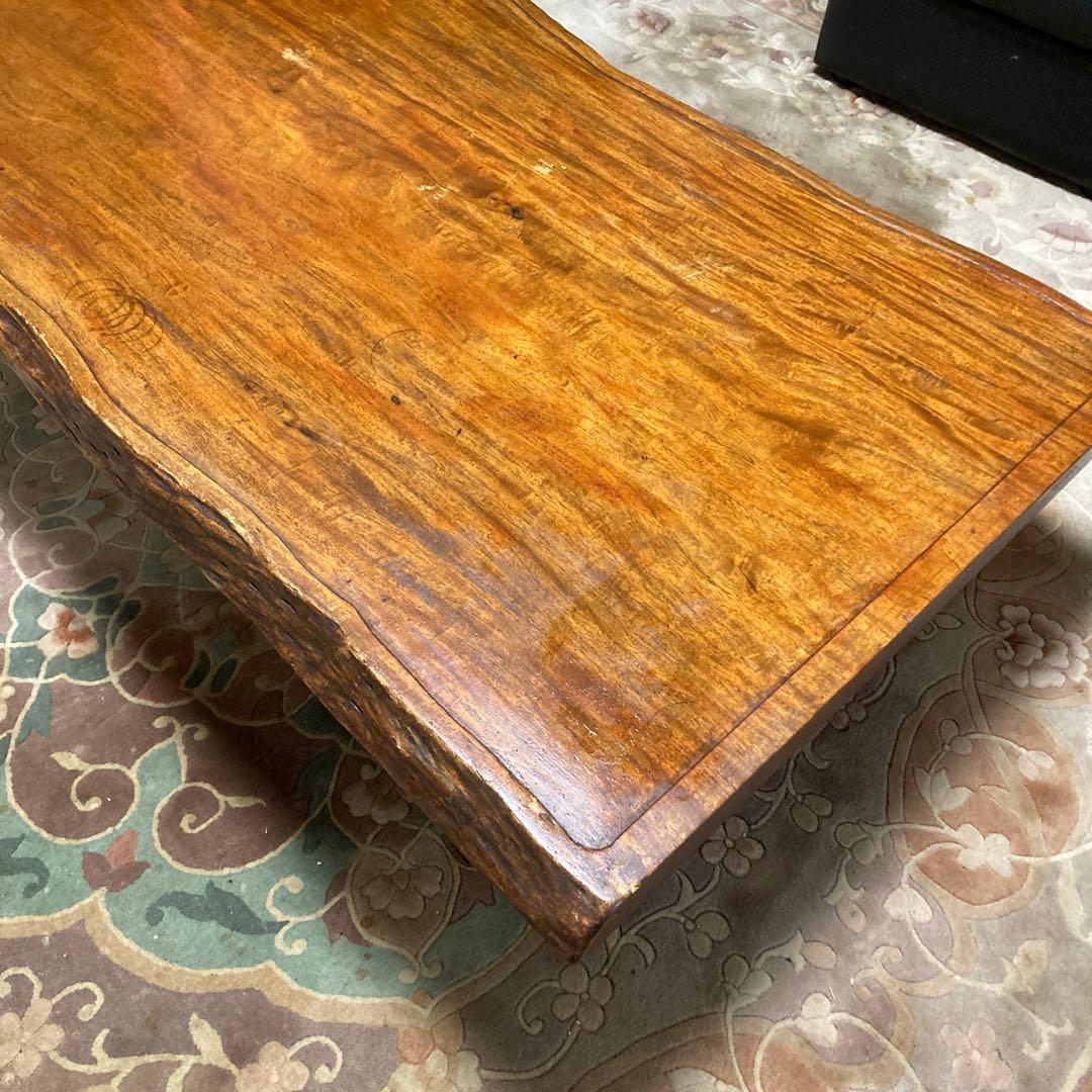 一枚板の木製テーブル