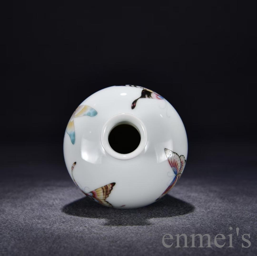 中国古美術・旧蔵・大清雍正紋・粉彩彩蝶図梅瓶・花瓶・白磁・古陶磁器・賞物・時代物