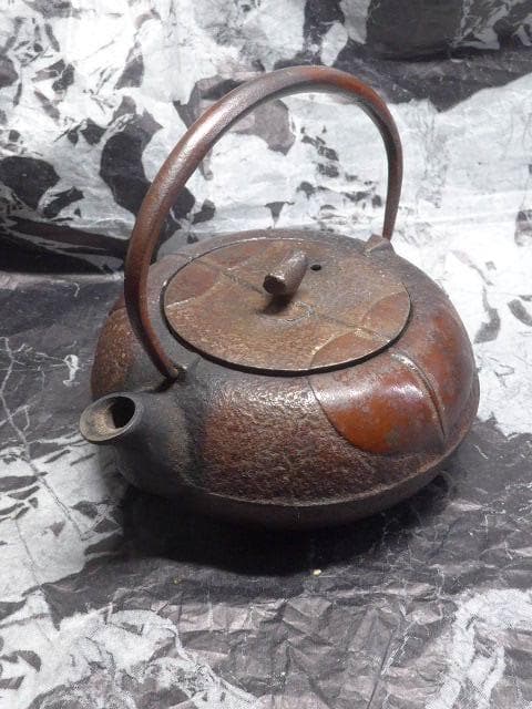 小振の南部鉄器の鉄の急須です。装飾性のあるものです