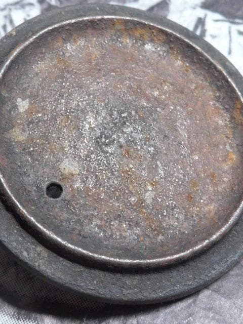 小振の南部鉄器の鉄の急須です。装飾性のあるものです