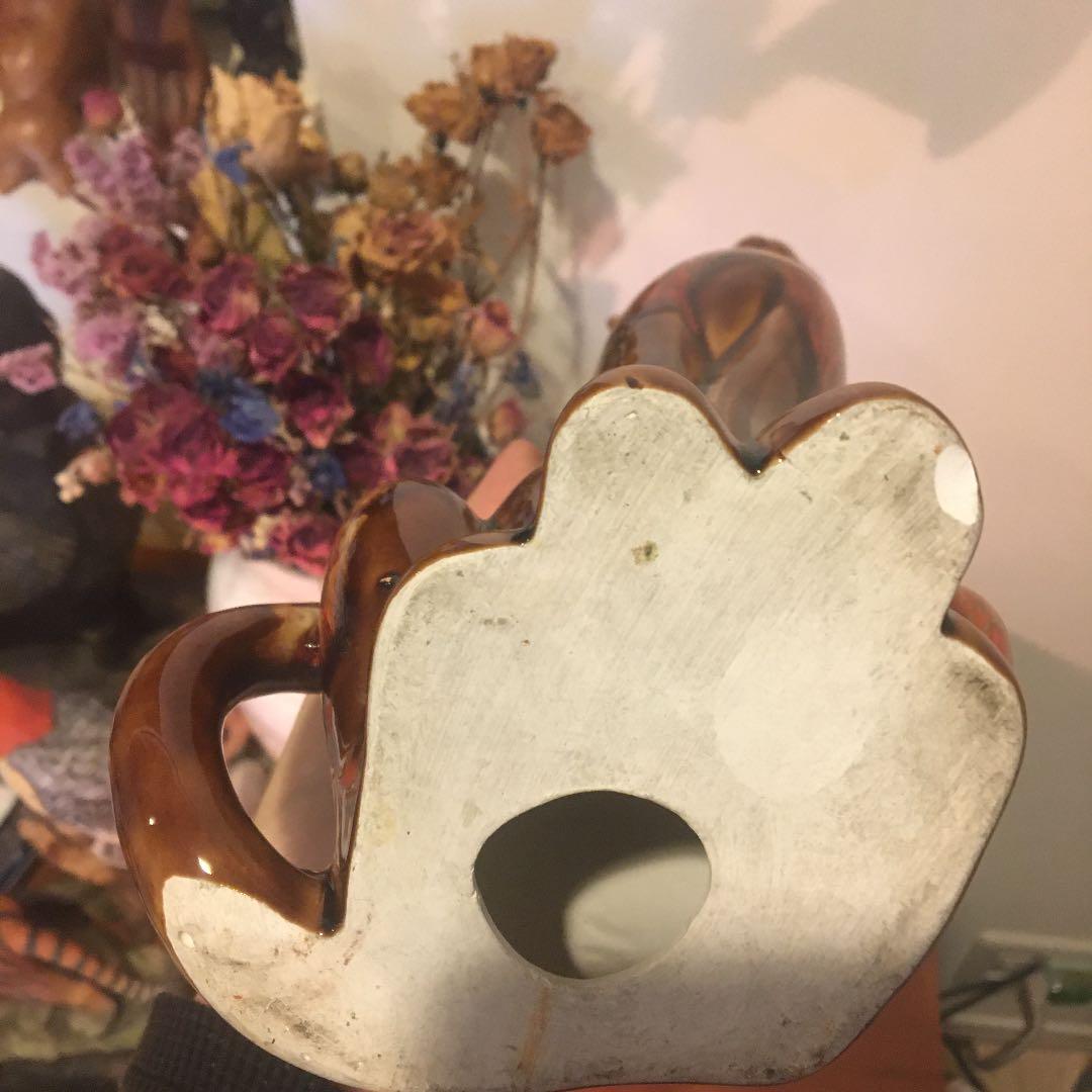 アメリカビンテージ手描きの瞳やまつ毛が美しく、模様が芸術的な猫ちゃんの陶器