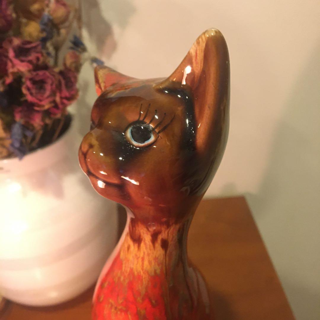 アメリカビンテージ手描きの瞳やまつ毛が美しく、模様が芸術的な猫ちゃんの陶器