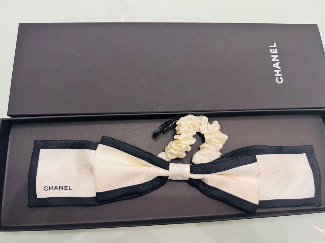 CHANEL [新品未使用]箱入り袋入りシュシュ カメリア白　ヘアゴムヘアアクセ