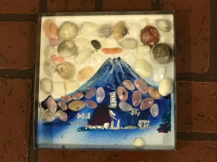 箱絵、富士山と江の島を鎌倉の材木座、由比ヶ浜の桜貝でコラボしてます、セットで。