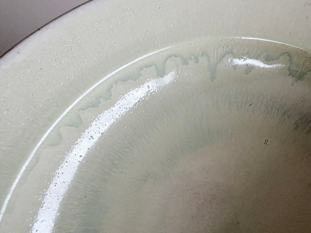 余宮隆さんの淡いグリーンの大皿