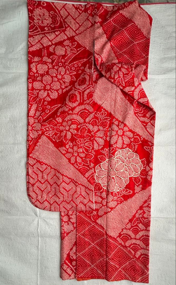 #振袖 #総絞り #レトロ雰囲気 #朱色に近い赤い #菊花刺繍