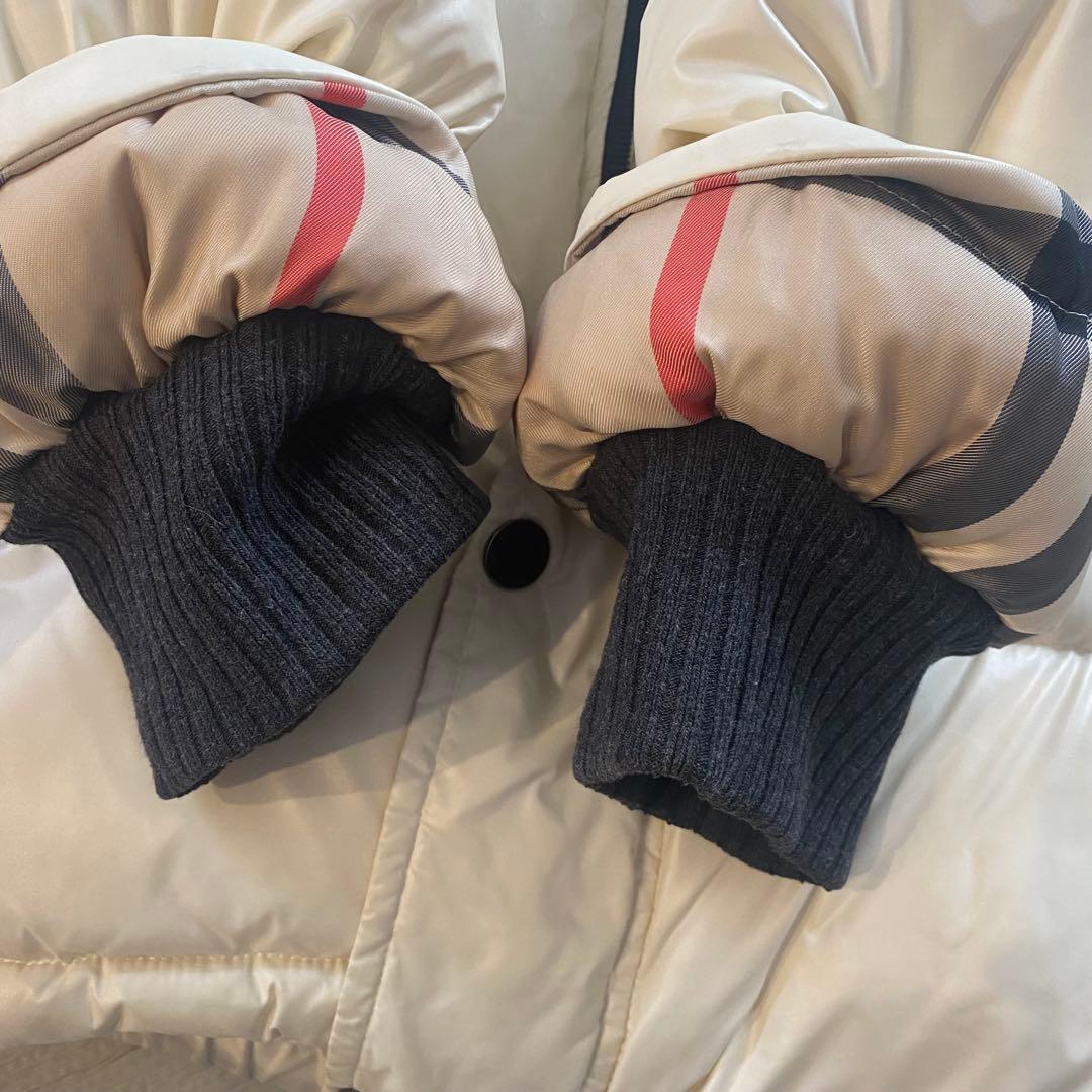 即完売品バーバリー　オフホワイトダウンジャケット フード付き