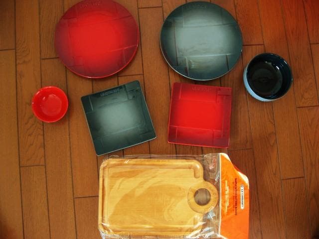 ルクルーゼのメッシュプレート４点セット　フリント　チェリーレッド