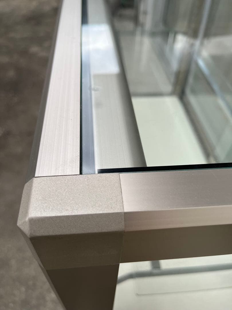 ◆引き取り限定◆エクシード　ガラスショーケース　24万　ストック付き　　照明付き