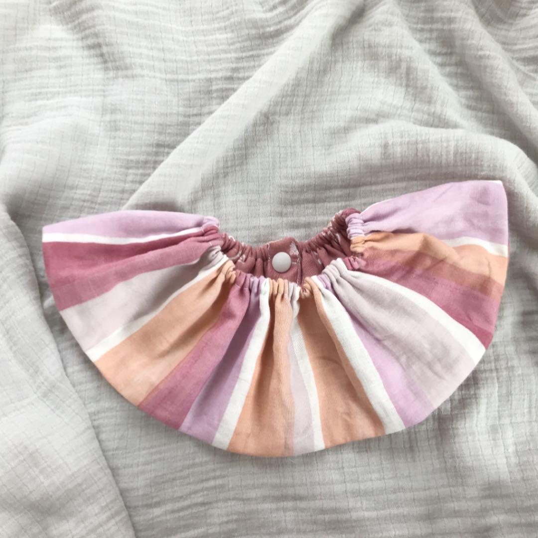 再々販★ピンクマーカーたて×すもも刺繍★ ハンドメイド　リバーシブル　スタイ