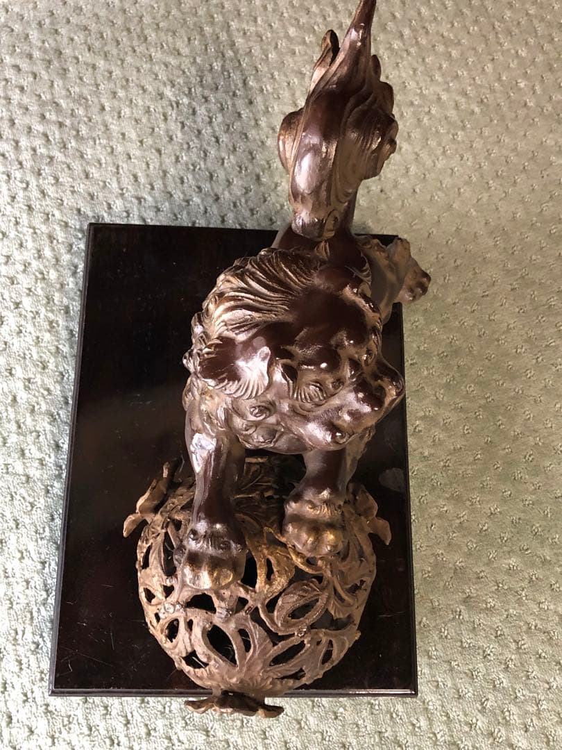 玉乗り 獅子 置物　狛犬 シーサー 金属製 台付き