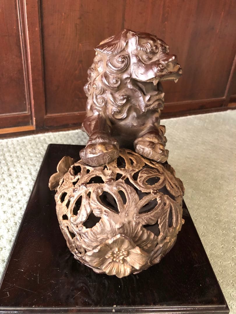 玉乗り 獅子 置物　狛犬 シーサー 金属製 台付き