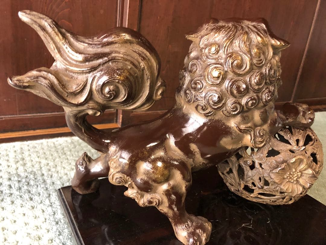 玉乗り 獅子 置物　狛犬 シーサー 金属製 台付き