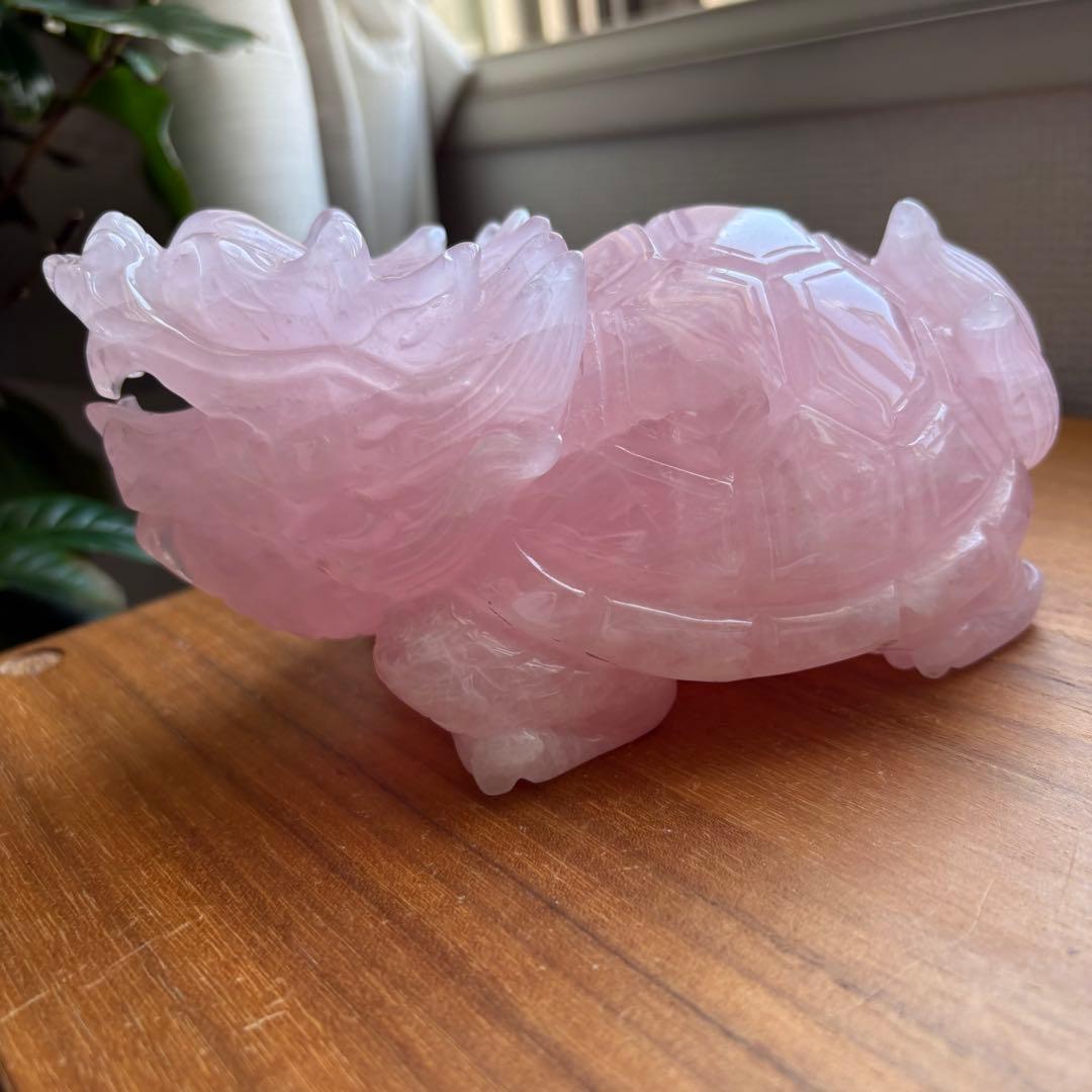 高品質 マダガスカル産ローズクォーツ 龍亀（ロングイ） 置物1.5kg