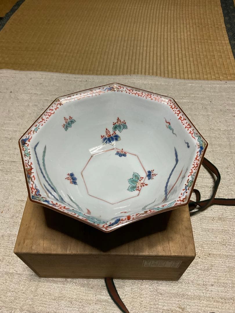 八角菓子器／柿右衛門作桐鳳凰繪。桐箱付き　銘・八角鉢。【新品・未使用品】