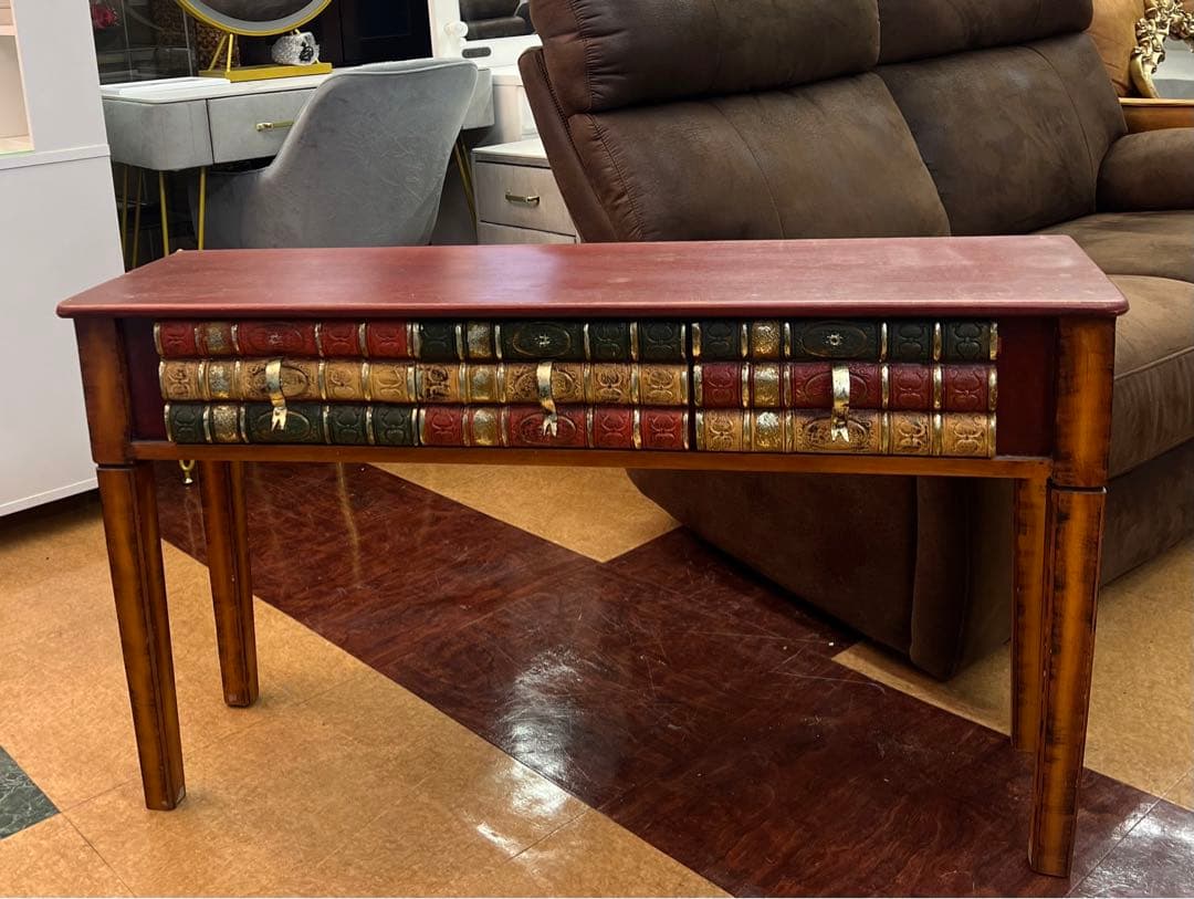 アンティークなコンソールテーブル　サイドテーブル本のデザイン