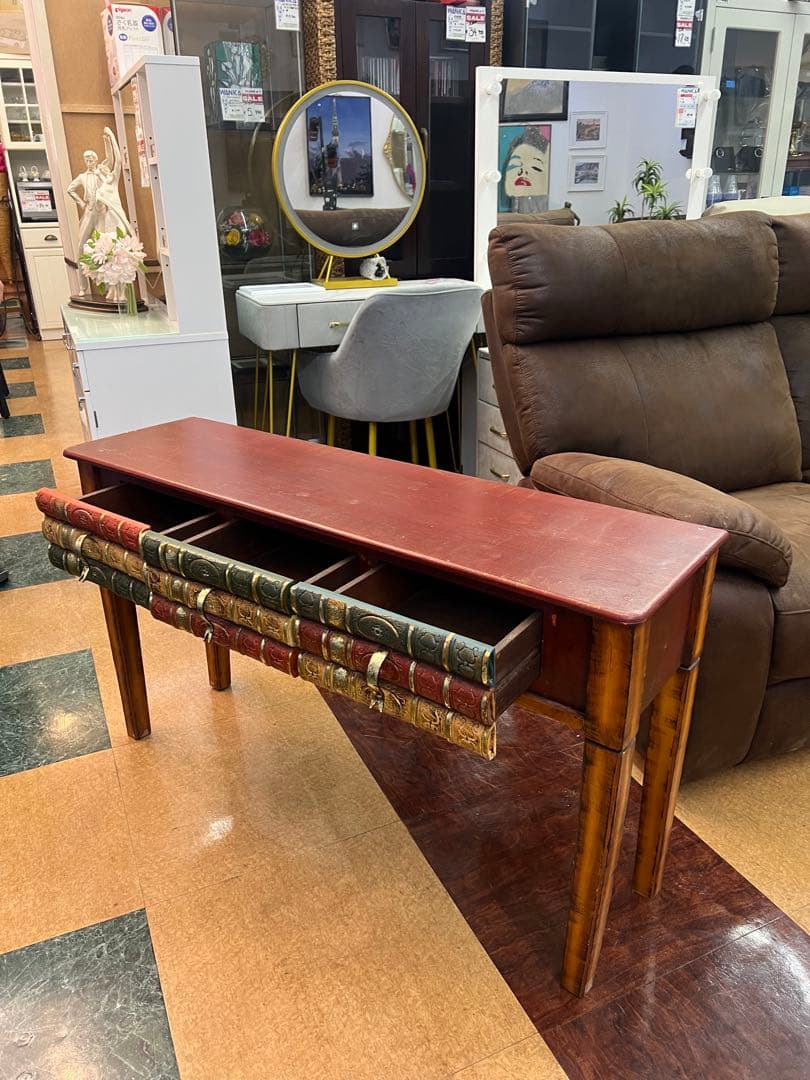 アンティークなコンソールテーブル　サイドテーブル本のデザイン