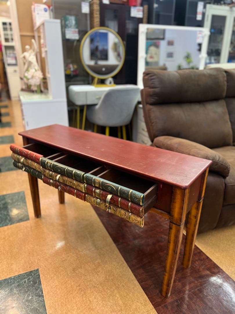 アンティークなコンソールテーブル　サイドテーブル本のデザイン