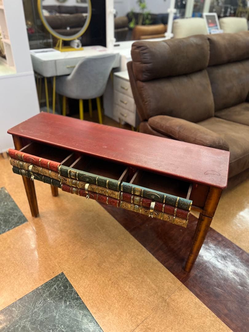 アンティークなコンソールテーブル　サイドテーブル本のデザイン