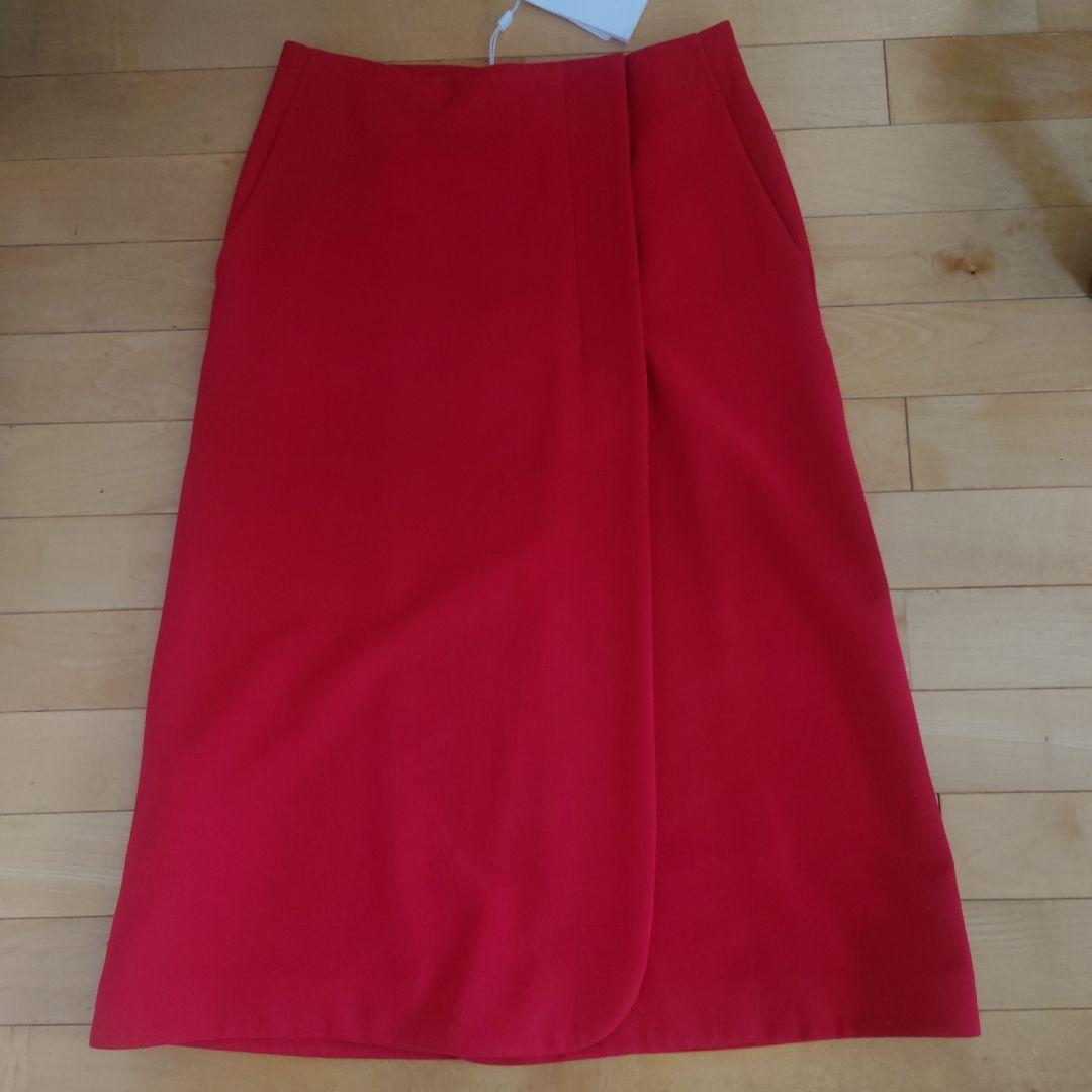 HugoBOSS　赤いひざ下スカート