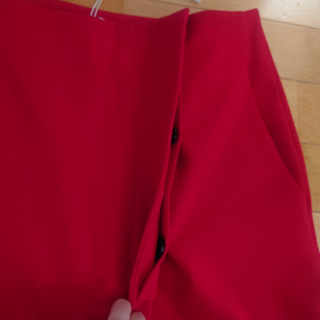 HugoBOSS　赤いひざ下スカート