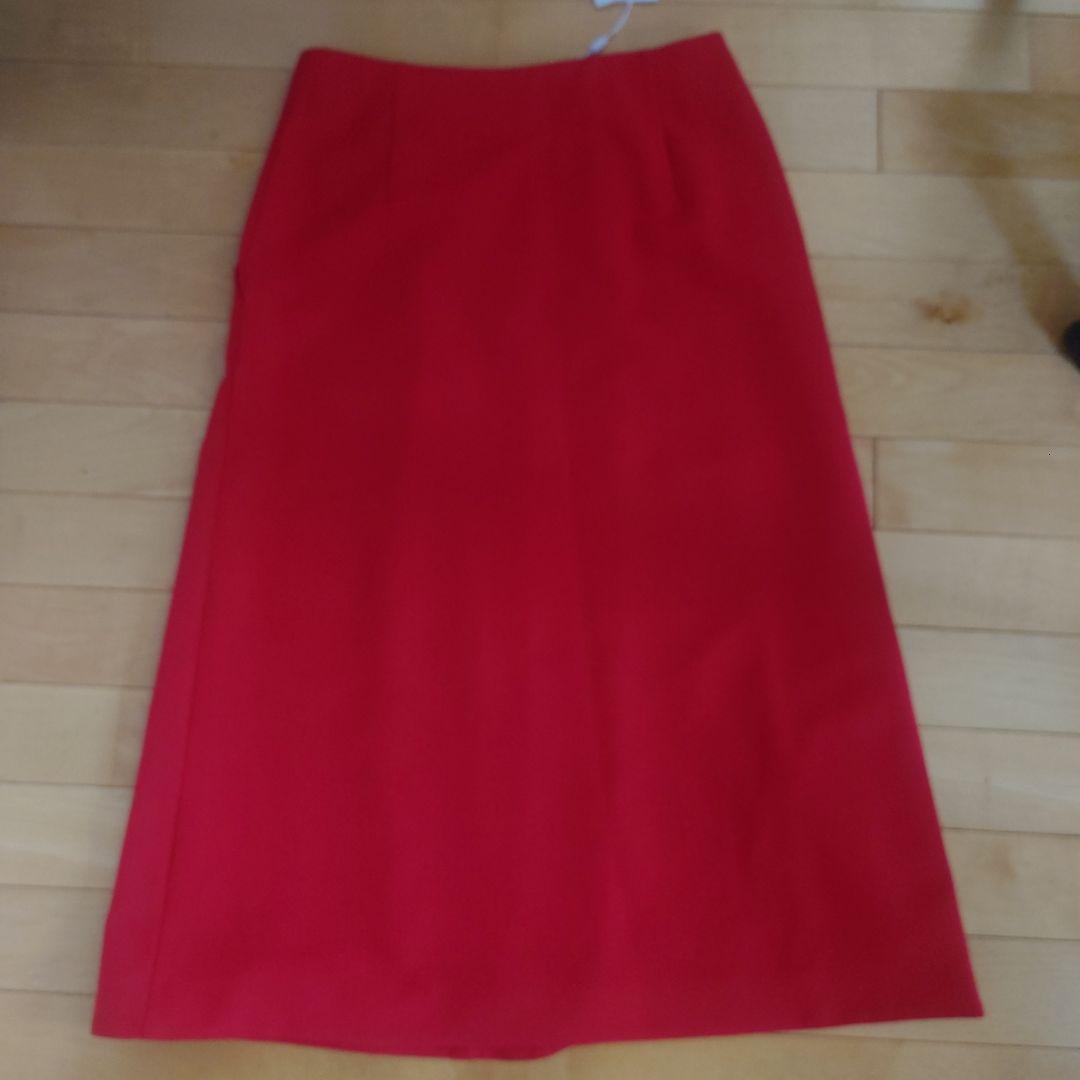 HugoBOSS　赤いひざ下スカート