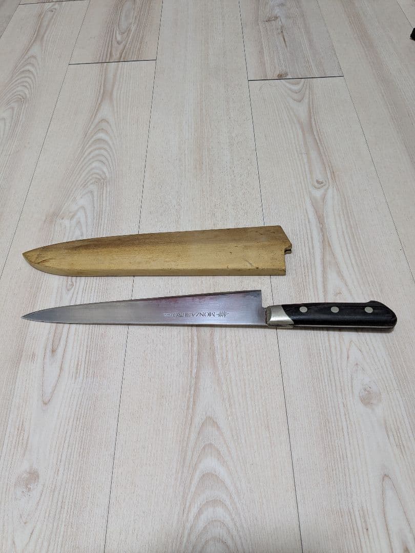 牛刀 バナジウム鋼製プラスチックハンドル 木製鞘付き