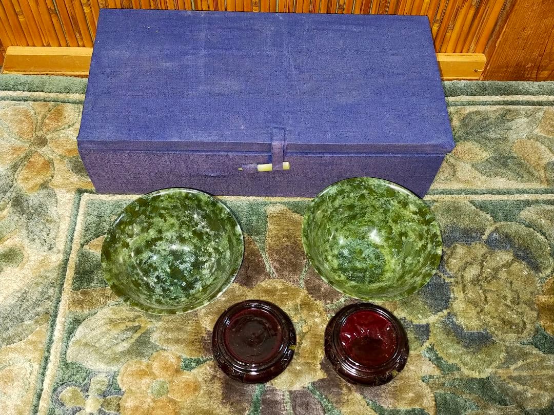 ♥中国♥　玉碗　♥　２個　♥　台　箱付き　玉製　茶碗　骨董　古玩