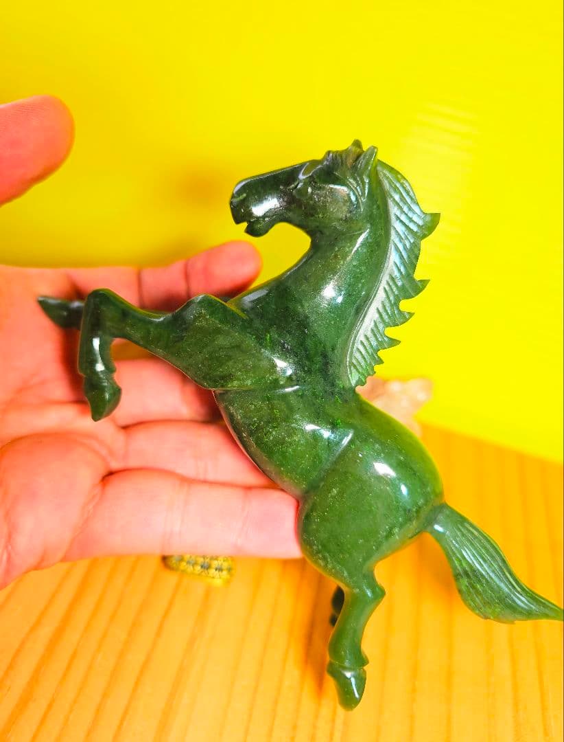 運気上昇‼️ネフライト(軟玉)の馬の置物と龍神勾玉ブレス