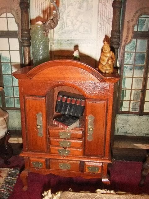 ビクトリアン人形と家具セット　ドールハウス　灯りも点きます