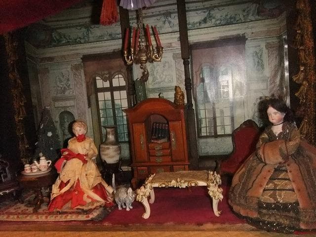 ビクトリアン人形と家具セット　ドールハウス　灯りも点きます