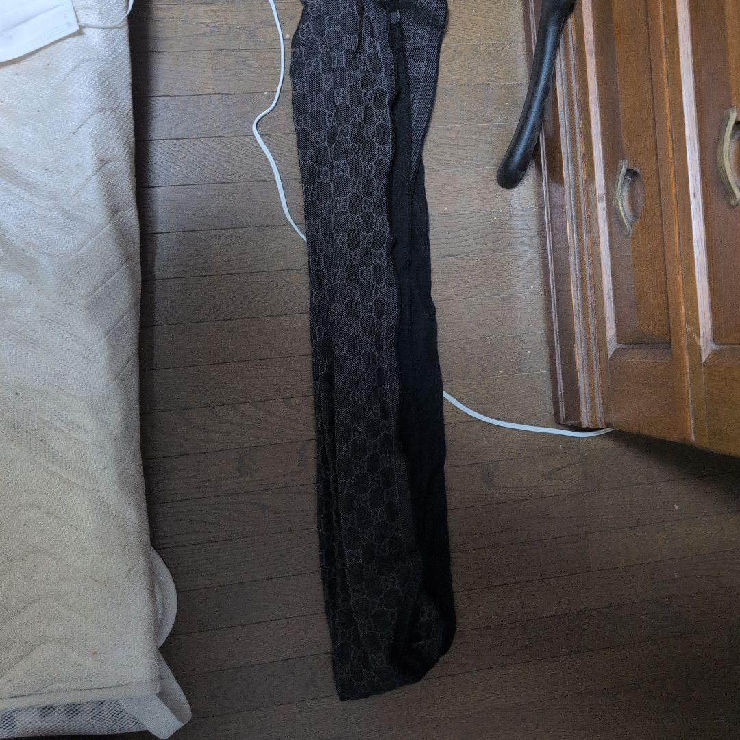 GUCCI ブラック マフラー ロゴ入り