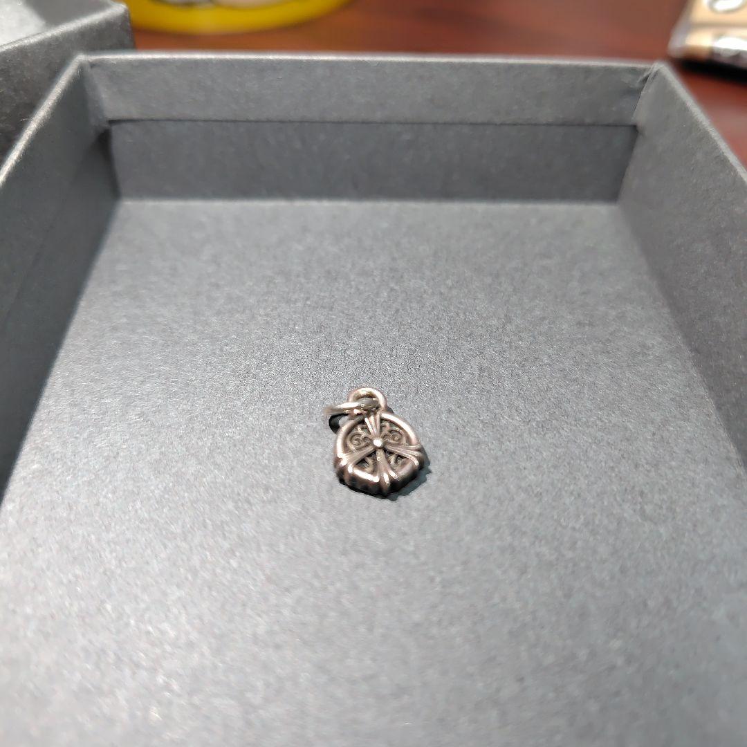 クロムハーツ　ピースサインチャーム