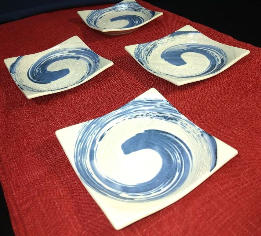 ♣オリジナルＷ・２種類♠一峰桜中皿♠嵐窯・渦巻青刷毛四角白ウェーブ平皿♦４セット