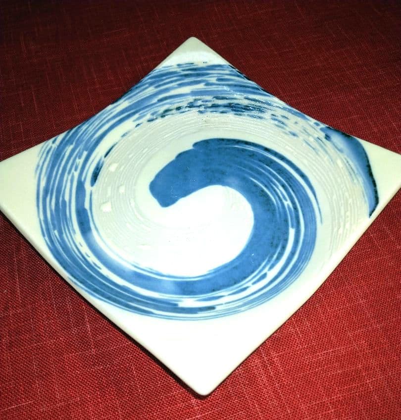 ♣オリジナルＷ・２種類♠一峰桜中皿♠嵐窯・渦巻青刷毛四角白ウェーブ平皿♦４セット