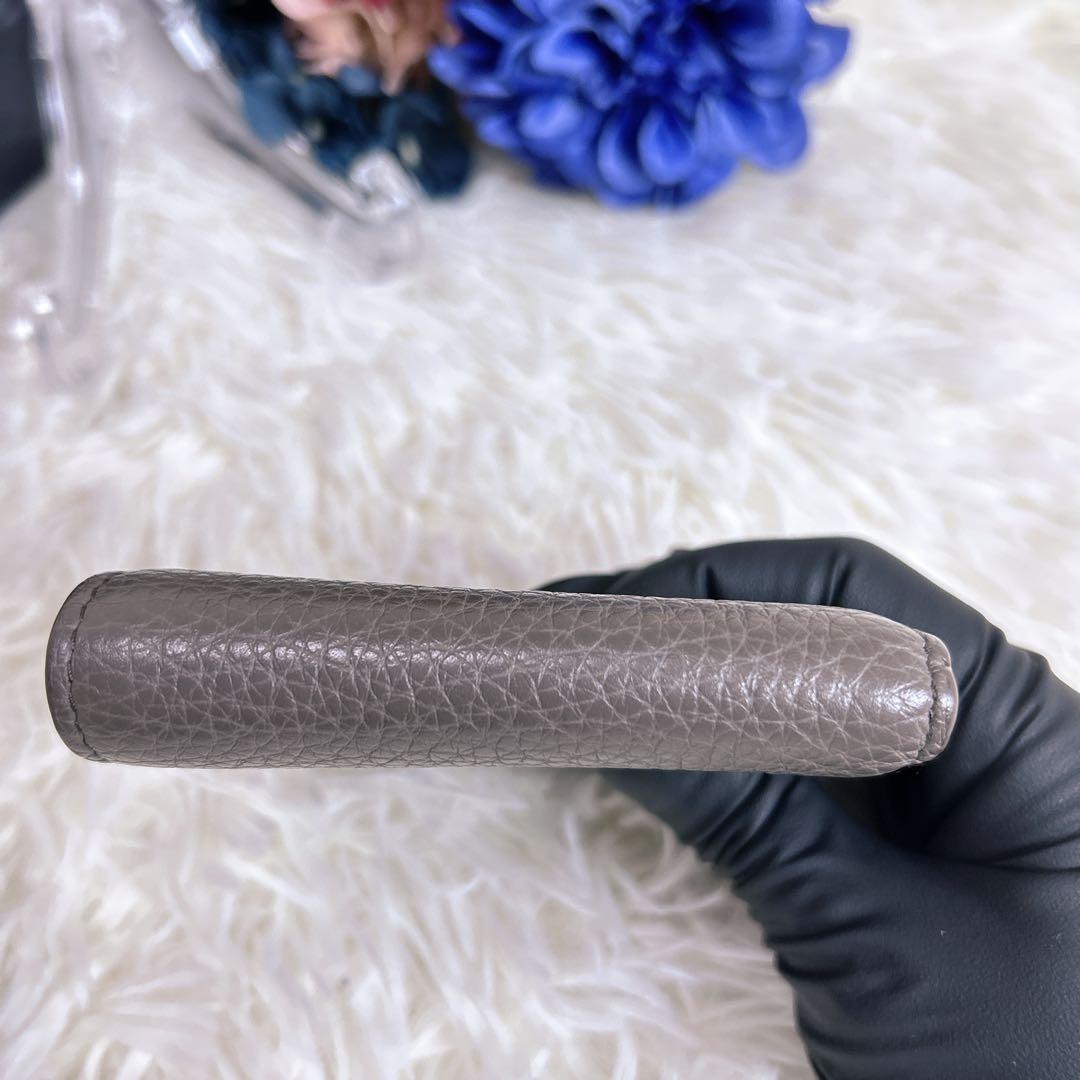 現行モデル PRADA パース付きレザーウォレット 三角プレート RFID