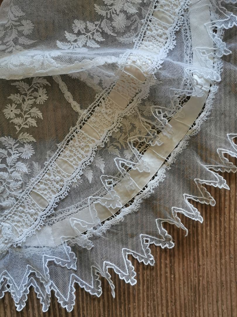 追加画像✵アンティークフランス シルクリボン＆スカラップレース 花刺繍ドイリー