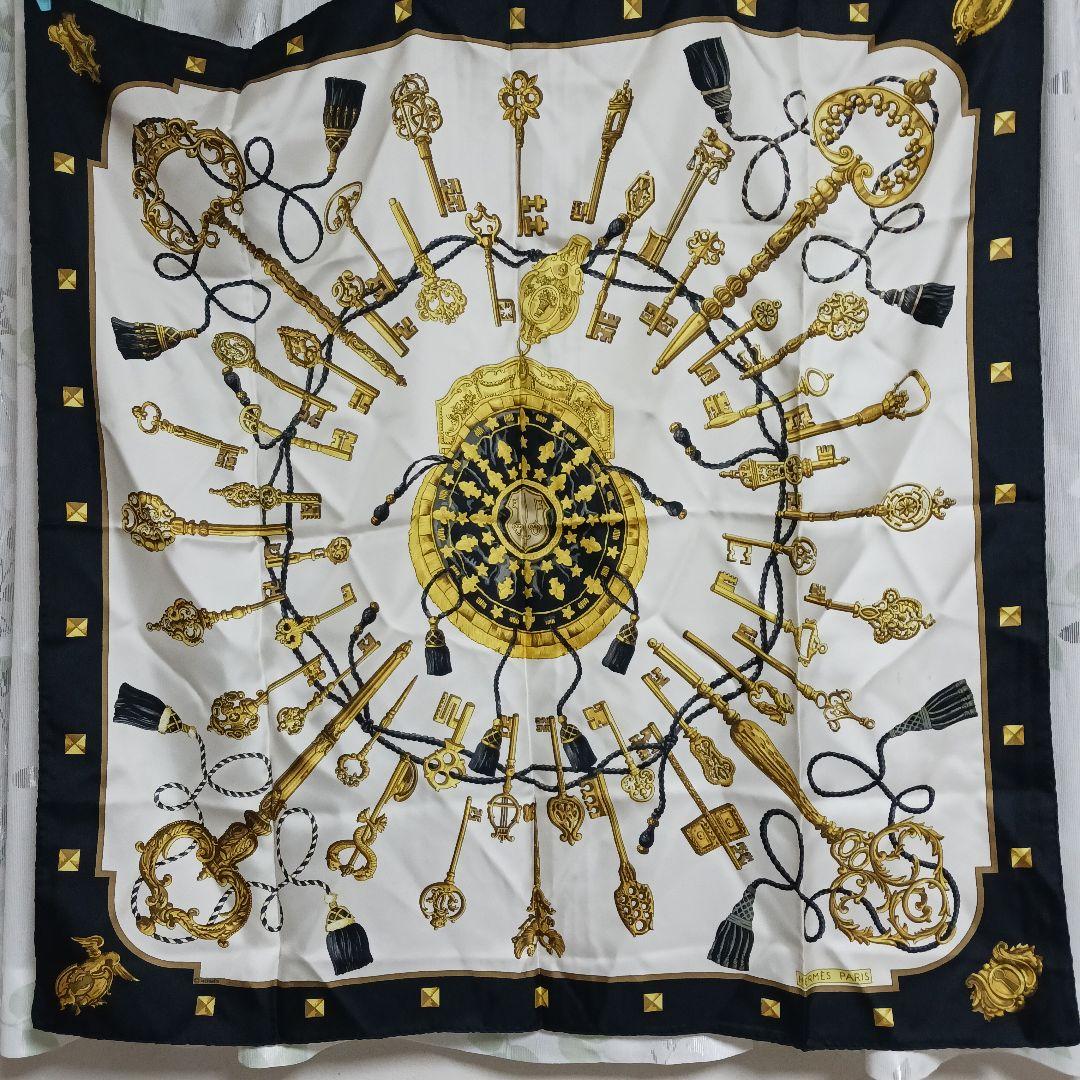 HERMES　エレガントな鍵デザインのシルクスカーフ